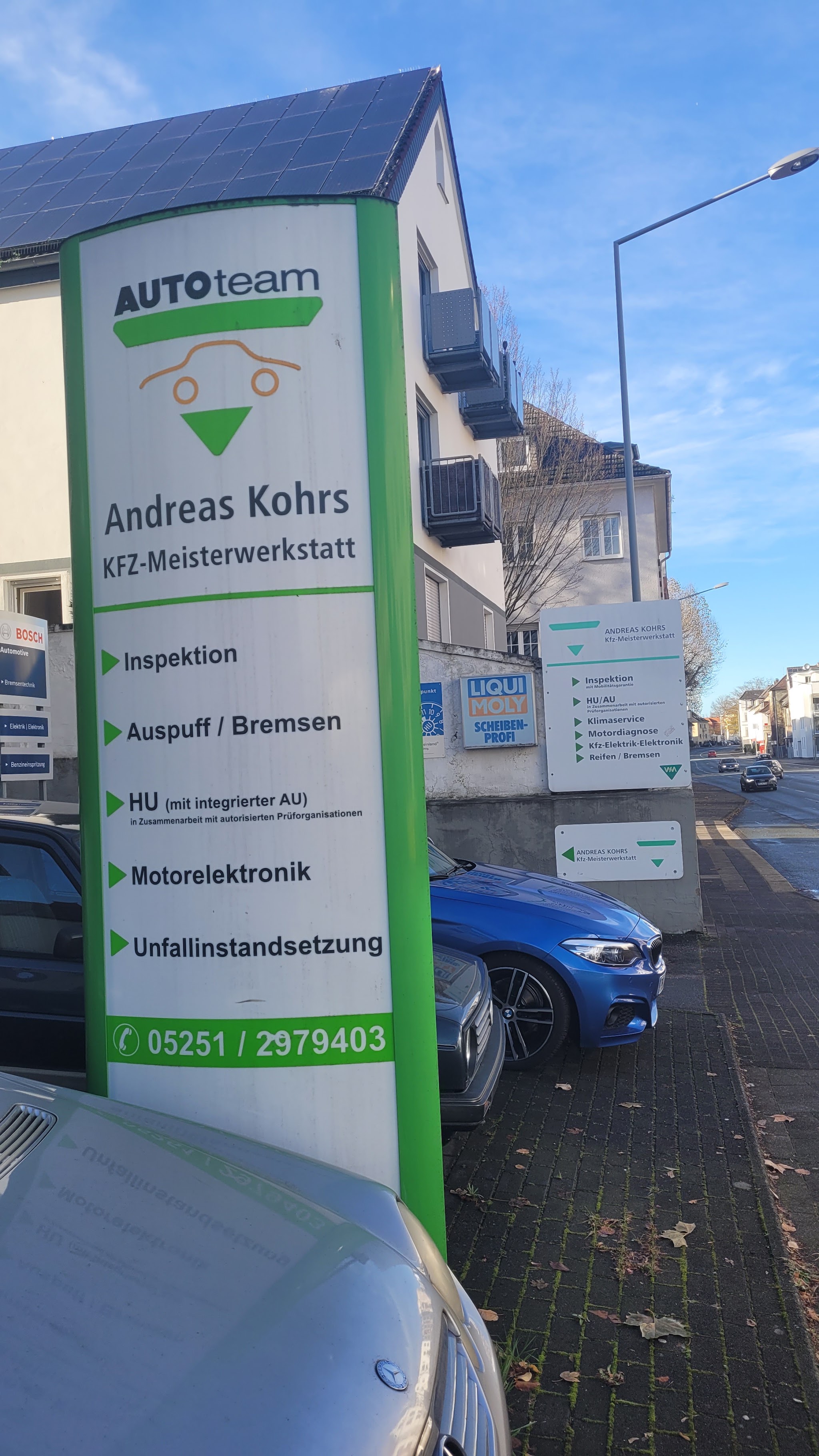 Hinweisschild der Kfz-Meisterwerkstatt Andreas Kohrs mit Leistungsübersicht